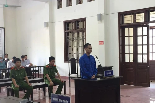 Gã nhân tình dùng roi điện dí vào người yêu 