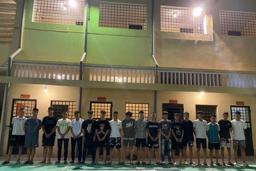 Khống chế nhóm đối tượng dùng hung khí chống trả lực lượng Công an