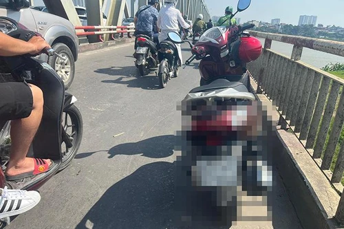 Nhảy cầu Chương Dương một phụ nữ gặp nguy kịch