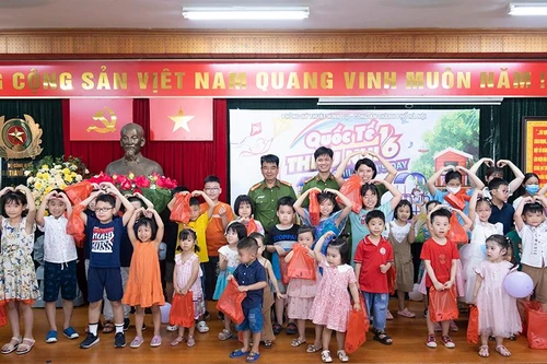 Phòng kỹ thuật hình sự tặng quà động viên các con ngoan, học giỏi