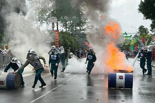Khí thế của 32 đội tranh tài vượt chướng ngại vật, chữa cháy, cứu tài sản