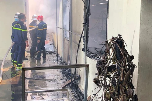 Dập tắt đám cháy kho nguyên liệu may mặc 