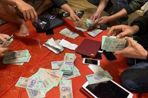 Bắt quả tang Trạm trưởng Trạm y tế xã đánh bạc