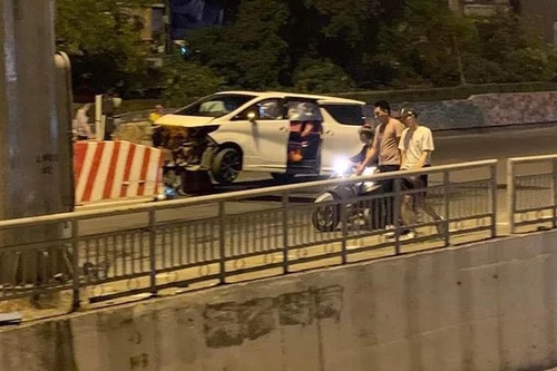 Xe sang trị giá nhiều tỷ đồng gặp nạn trên cầu Chương Dương