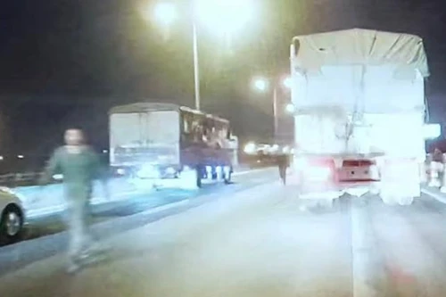 Điều tra, xử lý lái xe tải gây ùn tắc cầu Thanh Trì