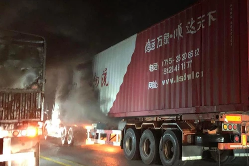 Xem xe container bốc cháy ngùn ngụt trên cao tốc