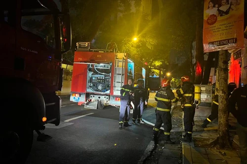 Một phụ nữ được hàng xóm phá cửa cứu thoát khỏi đám cháy