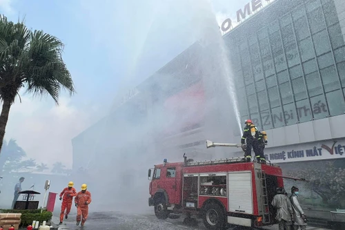 Clip: Cứu nạn người mắc kẹt bằng cầu dây nghiêng trong tình huống cháy giả định