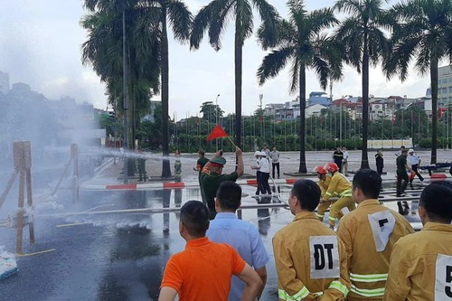 Clip: Quyết liệt đua tài cứu người trong mưa