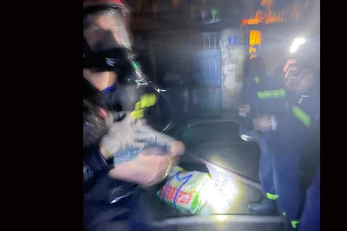 Người mẹ bật khóc khi thấy Cảnh sát cứu được con nhỏ thoát khỏi đám cháy