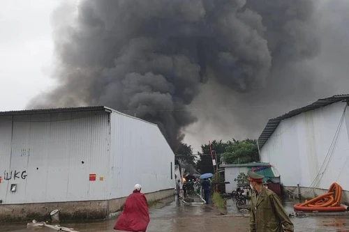 Hình ảnh cháy rụi hơn 800 mét vuông nhà xưởng