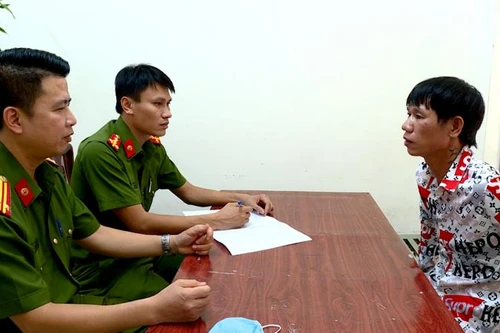 Giữa ban ngày, gã trai liều lĩnh dùng dao khống chế cướp xe máy