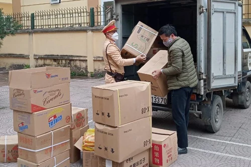 Phát hiện, thu giữ số lượng lớn bánh kẹo trôi nổi chuẩn bị tiêu thụ ra thị trường 