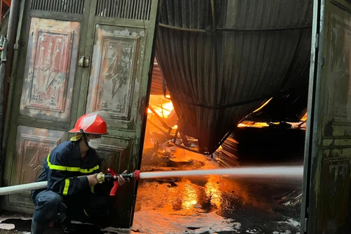 Clip: Cháy lớn tại nhà xưởng sản xuất ở Hoàng Mai