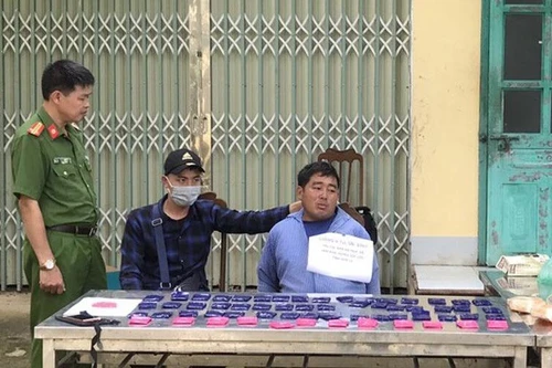Bắt tội phạm nguy hiểm mang trong người 12.000 viên ma tuý tổng hợp