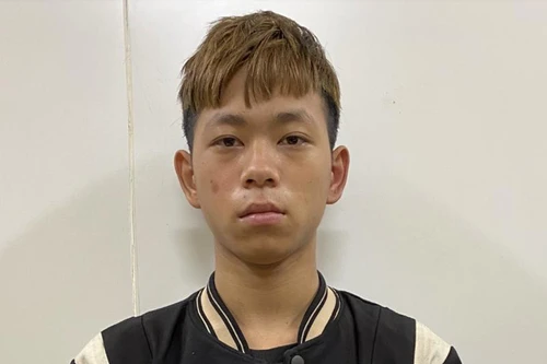 Côn đồ tụ tập ở cổng trường, chém học sinh bị thương