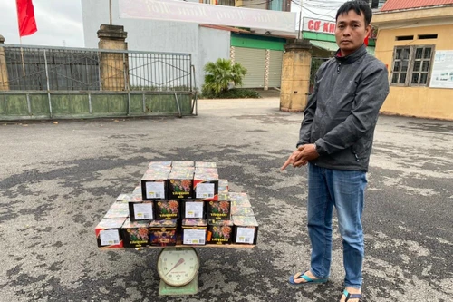 Bắt đối tượng dùng xe du lịch chở hơn nửa tạ pháo đi tiêu thụ