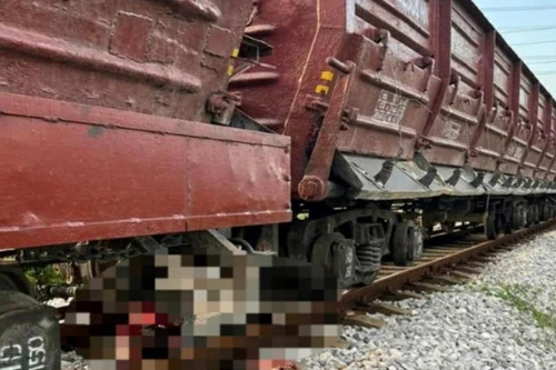 Đi bộ trên đường ray, một người bị tàu hỏa cán tử vong