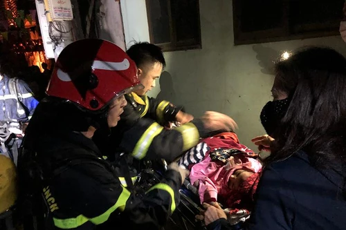 Clip: Giây phút nghẹt thở trong đêm lính cứu hoả cứu 3 người gặp nguy hiểm trong biển lửa 