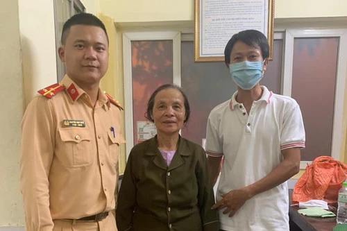 Tìm người thân cho cụ bà bị lạc đường