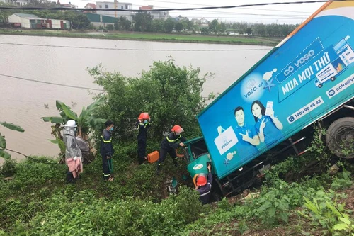 Clip: Cứu nạn 2 người mắc kẹt trong ca bin ô tô tai nạn