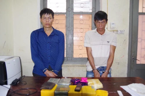 Hai anh em vận chuyển 12 bánh heroin và 6.000 viên ma túy tổng hợp