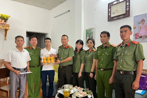 Cụm thi đua số 13 thăm, hỗ trợ các gia đình có hoàn cảnh khó khăn