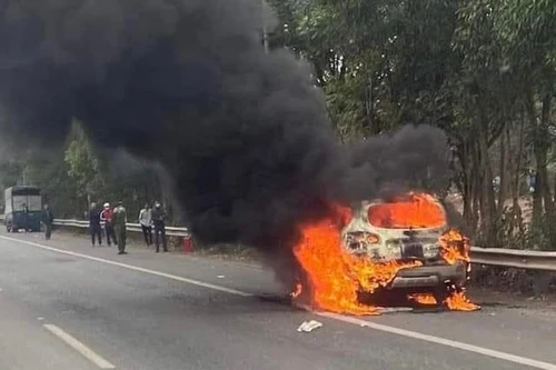 Ô tô bất ngờ bốc cháy trên Đại lộ Thăng Long