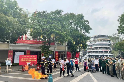Trải nghiệm phương pháp xử lý hỏa hoạn tại phố đi bộ hồ Hoàn Kiếm