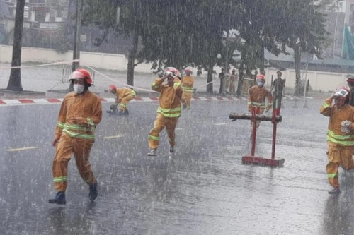 Hình ảnh những cô gái xông vào khói lửa cứu người, tài sản