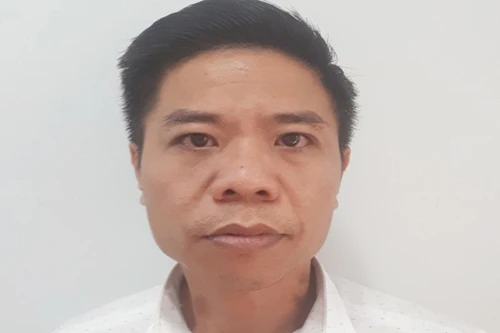 Bắt vụ tàng trữ 1 khẩu súng và 2 viên đạn trên xe ô tô