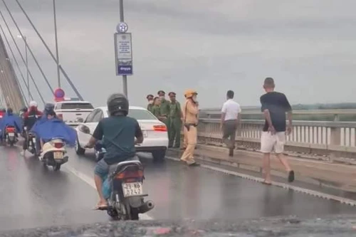 Thông tin mới nhất vụ chiếc xe Audi bị bỏ trên cầu Nhật Tân