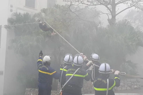 Những hình ảnh cắt phá xe ô tô cứu nạn tại vụ cháy, nổ giả định