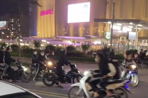 Hàng chục đối tượng cầm dao, kiếm “lùa” nhau trên phố