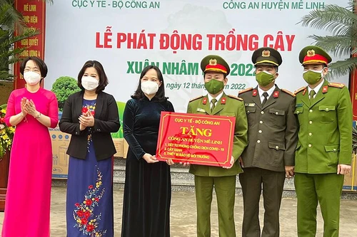 Trao tặng vật tư phòng chống dịch Covid-19 cho Công an huyện Mê Linh