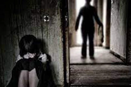 Bắt giam nam giáo viên có hành vi đồi bại với bé gái dưới 16 tuổi