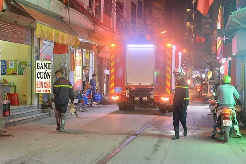 Clip: Cận cảnh hiện trường cháy tại ngôi nhà 6 tầng ở Phú Đô