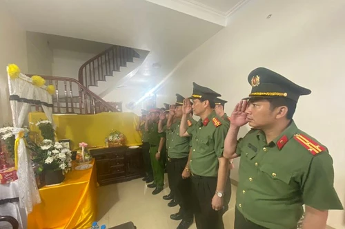 Bày tỏ tiếc thương sâu sắc với sự hy sinh anh dũng của đồng chí, đồng đội