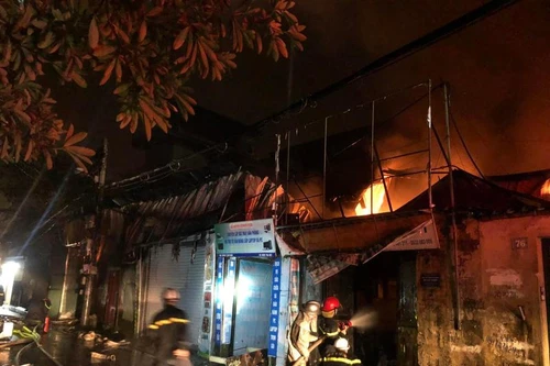 Xử lý kịp thời đám cháy cửa hàng lúc rạng sáng tại quận Hoàng Mai