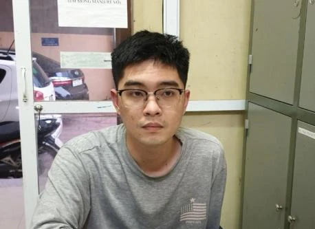 Tên cướp bịt kín mặt, dùng bom xăng đe doạ nhân viên ngân hàng