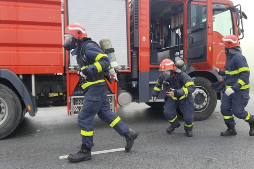 Những người lính cứu hoả xử lý cháy xe stec đang tiếp xăng, dầu trong tình huống giả định