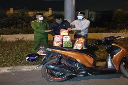 Bắt quả tang đối tượng buôn hàng cấm trong đêm