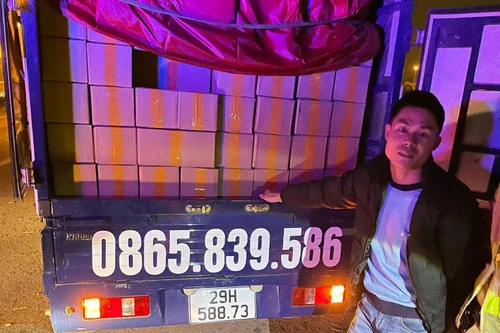 Phát hiện xe tải chở số lượng pháo cực 'khủng'