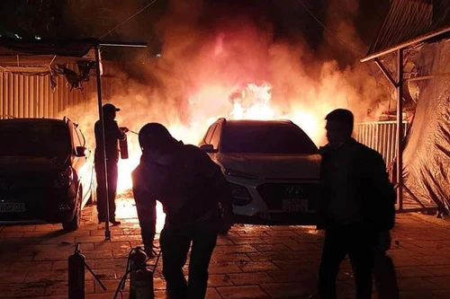 Hai xe ô tô bị cháy tại bãi trông giữ 