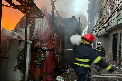 Hình ảnh lính cứu hỏa dốc sức chạy đua với 'biển' lửa tại vụ cháy ở quận Hoàng Mai