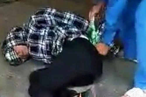 Bắt đối tượng dùng súng giả xông vào ngân hàng đe dọa nhân viên 