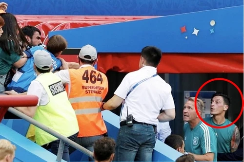 [ẢNH] Nỗi hổ thẹn chất chồng: Sao tuyển Đức đòi lên khán đài đánh CĐV sau thảm bại