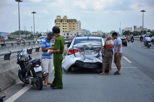 Hàng chục người la hét trên 2 ô tô sau tai nạn