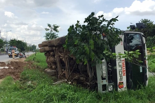 Tránh ô tô 4 chỗ, xe tải "cắm đầu" xuống vệ đường
