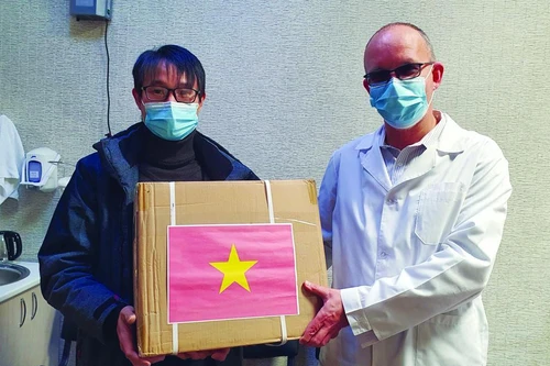 Tình người xuyên biên giới của người Việt giữa đại dịch Covid-19 